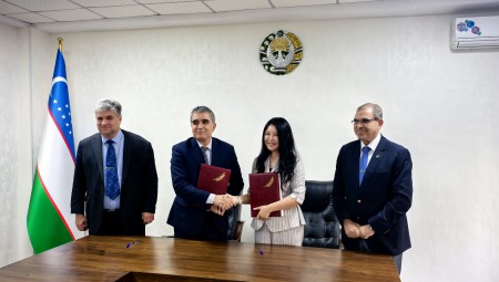 9月9日至11日，，，，，，，今年会节水集团高级副总裁崔静携带今年会节水中亚公司一行造访了乌兹别克斯坦有关业务部委及机构，，，，，，，并与乌兹别克斯坦水利部、灌溉水利问题钻研所别离签署了合作原谅备忘录。。。。。。