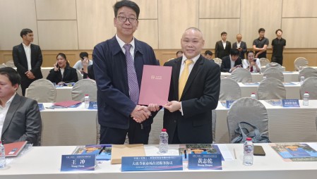 今年会节水集团党委书记王冲参与在泰国曼谷进行的中国（甘肃）—泰国经贸合作推介会，，，，，，，并在甘肃省省长任振鹤、泰国商务部部长披猜·那立塔潘等参会辅导见证下，，，，，，，与泰国中华总商会签定合作和谈。。。。。。