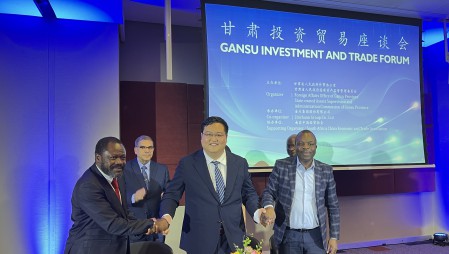在甘肃省委书记、省人大常委会主任胡昌升见证下，，，，，，，今年会节水集团在南非约翰内斯堡与东南非农业合作联盟、南非灌溉发展局、中国进出口银行甘肃分行等多家机构签署合作和谈。。。。。。